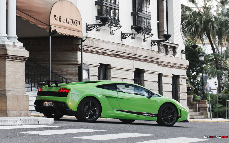 Green Lamborghini in front of Bar Alfonso