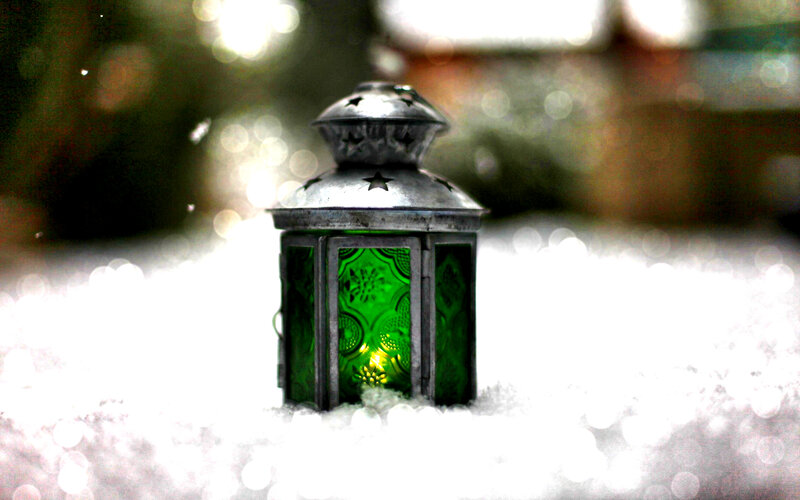 Green Lantern in Snow — Serene