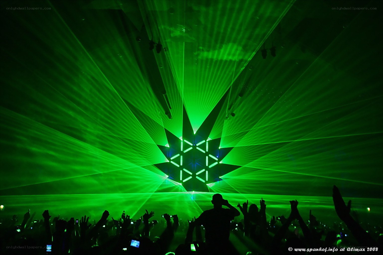 Green laser show at Qlimax