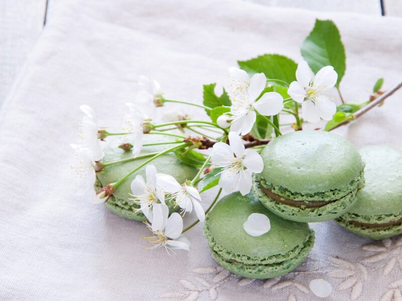 Green Macarons with Flowers