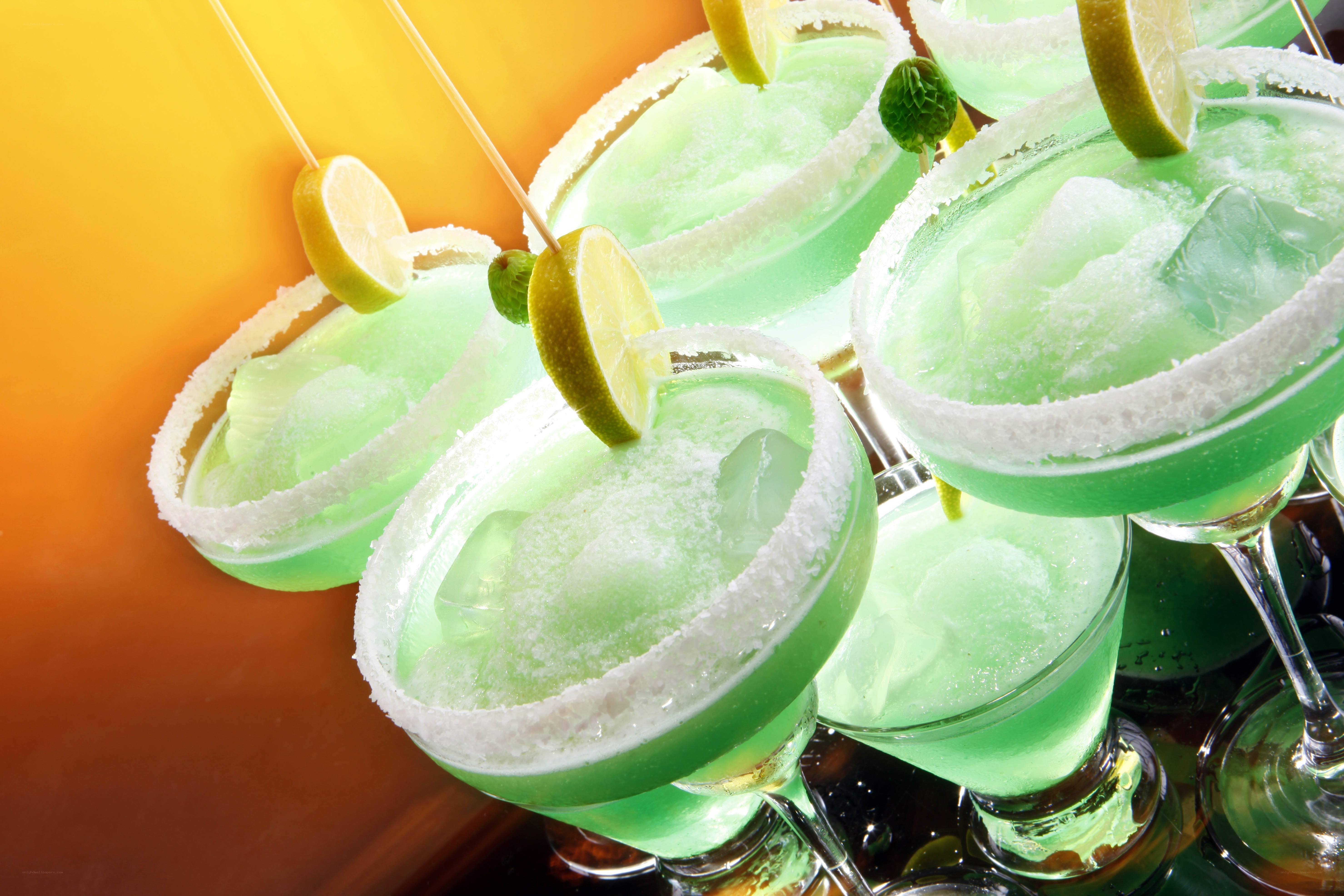 Green margaritas with lime