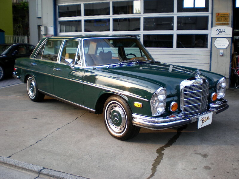 Green Mercedes-benz Sedan — Calm