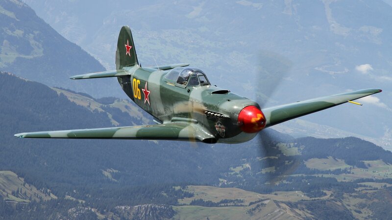 Green Military Airplane — Dynamic
