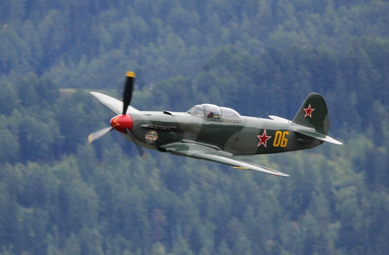 Green Military Plane — Dynamic