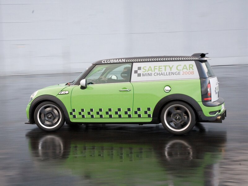 Green Mini Clubman — Dynamic
