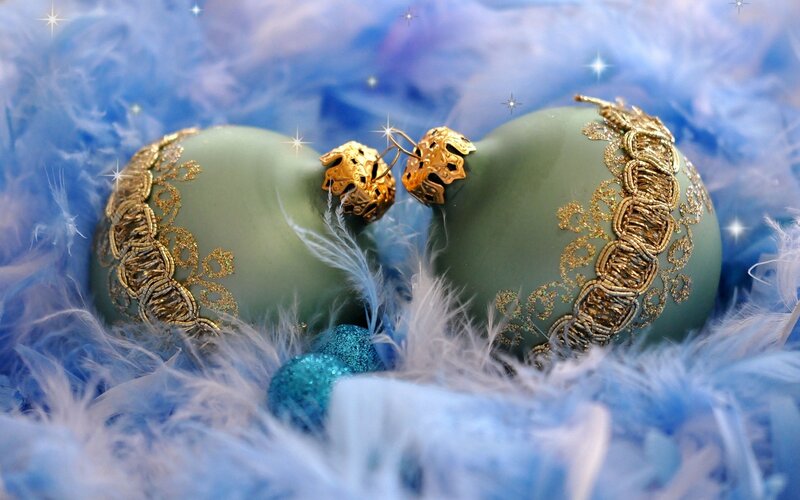 Green Ornaments on Feathers — Blue