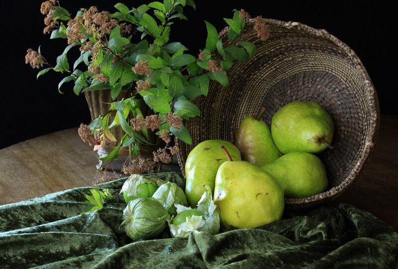 Green Pears in Basket — Dramatic