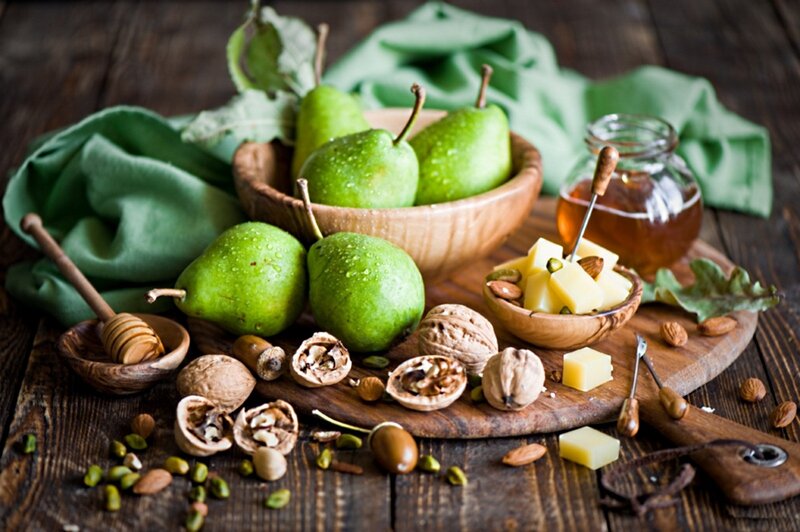 Green Pears with Nuts and Cheese