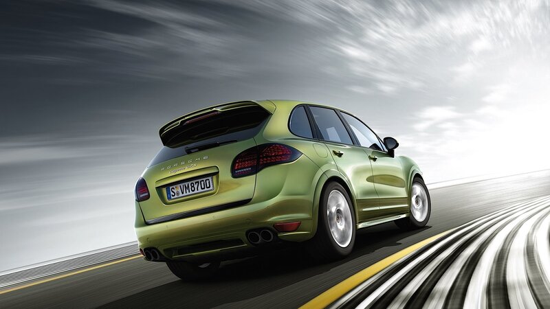 Green Porsche Cayenne — Dynamic