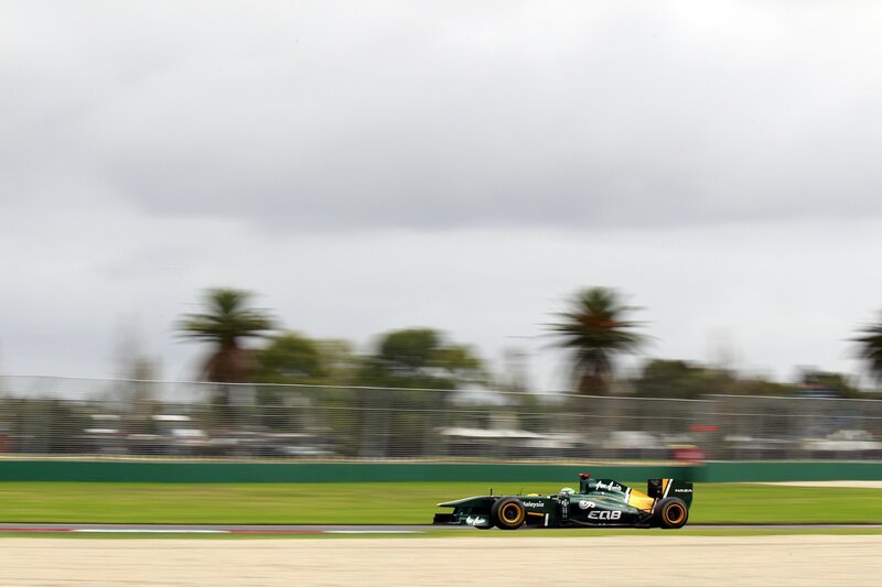 Green Racing Car — Dynamic