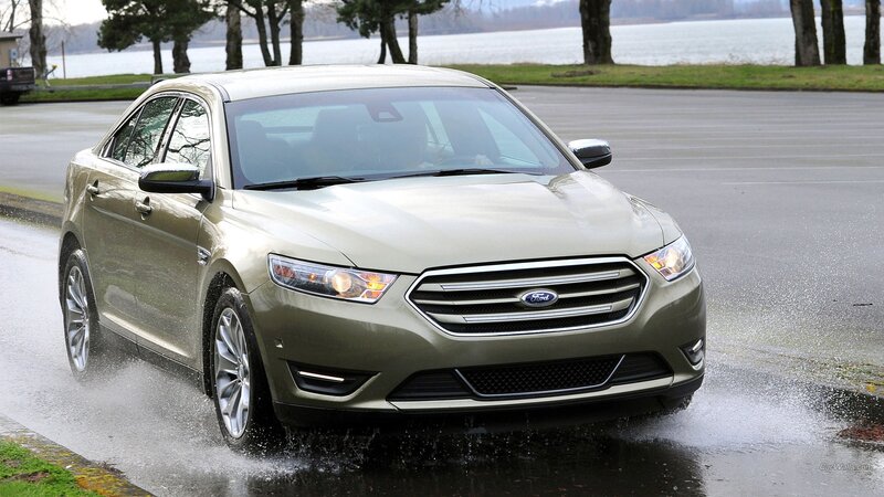 Green Sedan Car — Dynamic