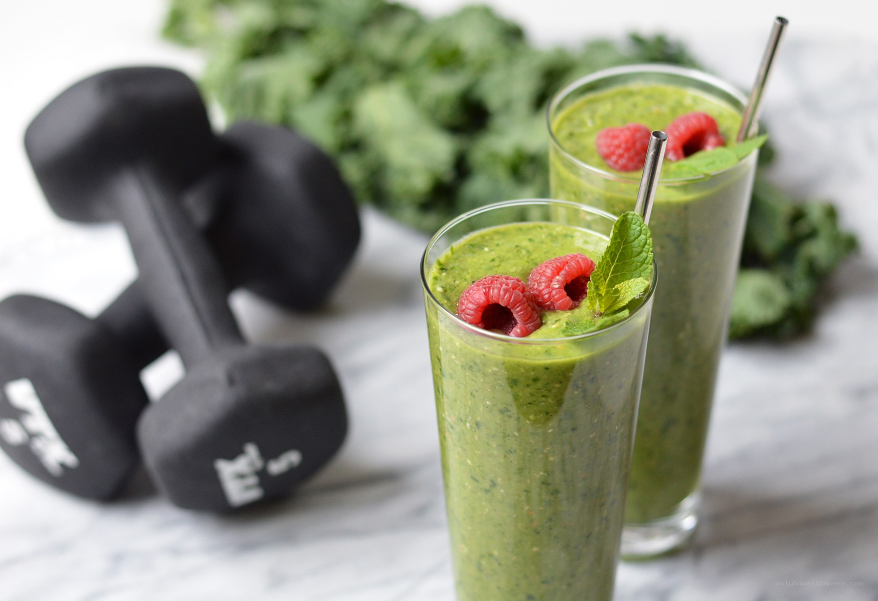 green smoothies with raspberries