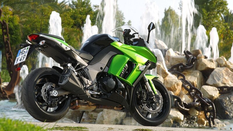 Green Sport Motorcycle — Calm