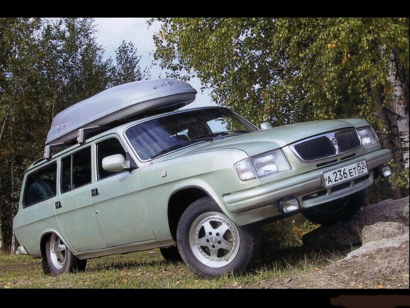 green station wagon with roof box