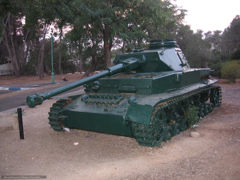 Green Tank on Display — Neutral