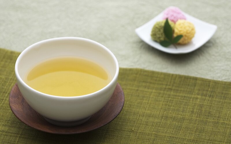 Green tea with sweets