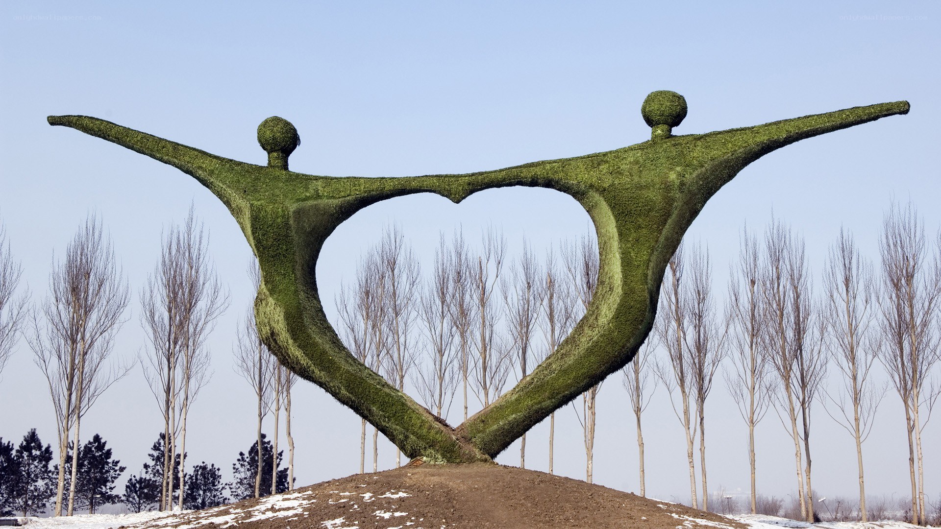 Green topiary heart sculpture