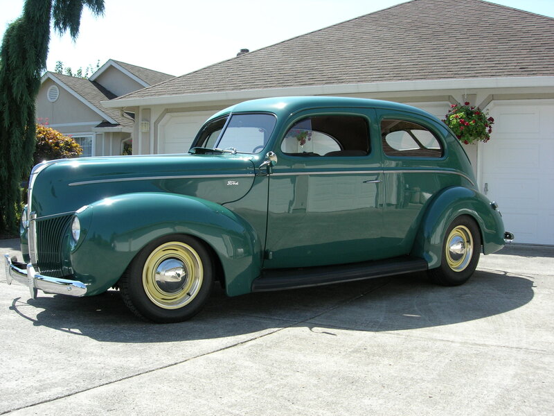 Green Vintage Car — Calm
