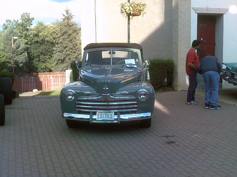 Green Vintage Car — Gray, Calm