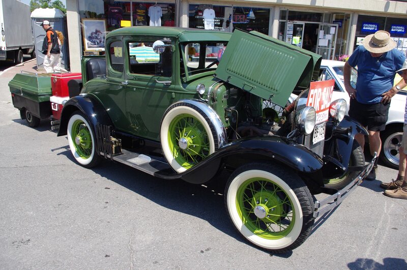Green Vintage Car — Outdoor