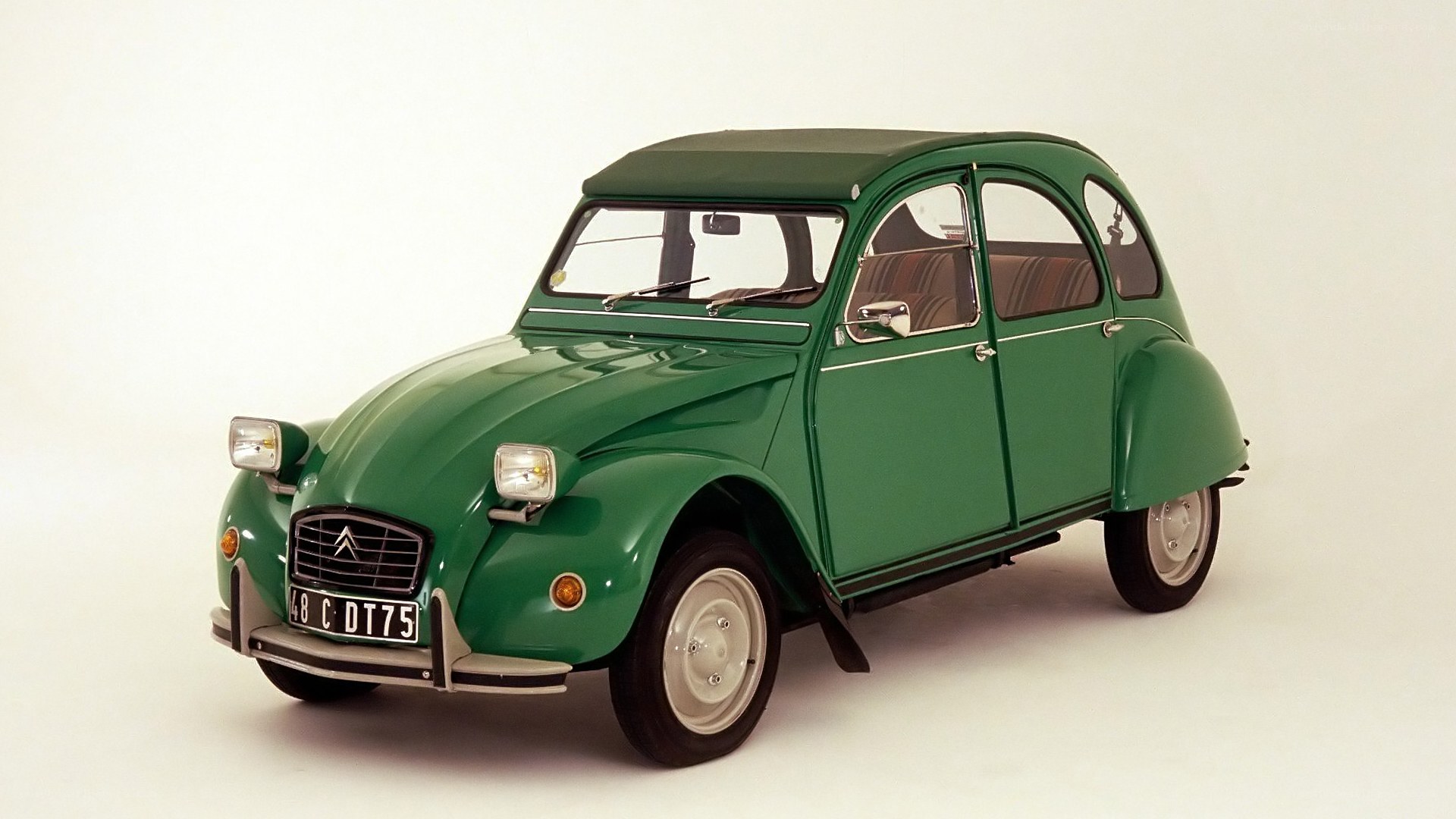 Green vintage Citroën 2CV