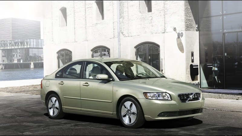 Green Volvo S40 sedan