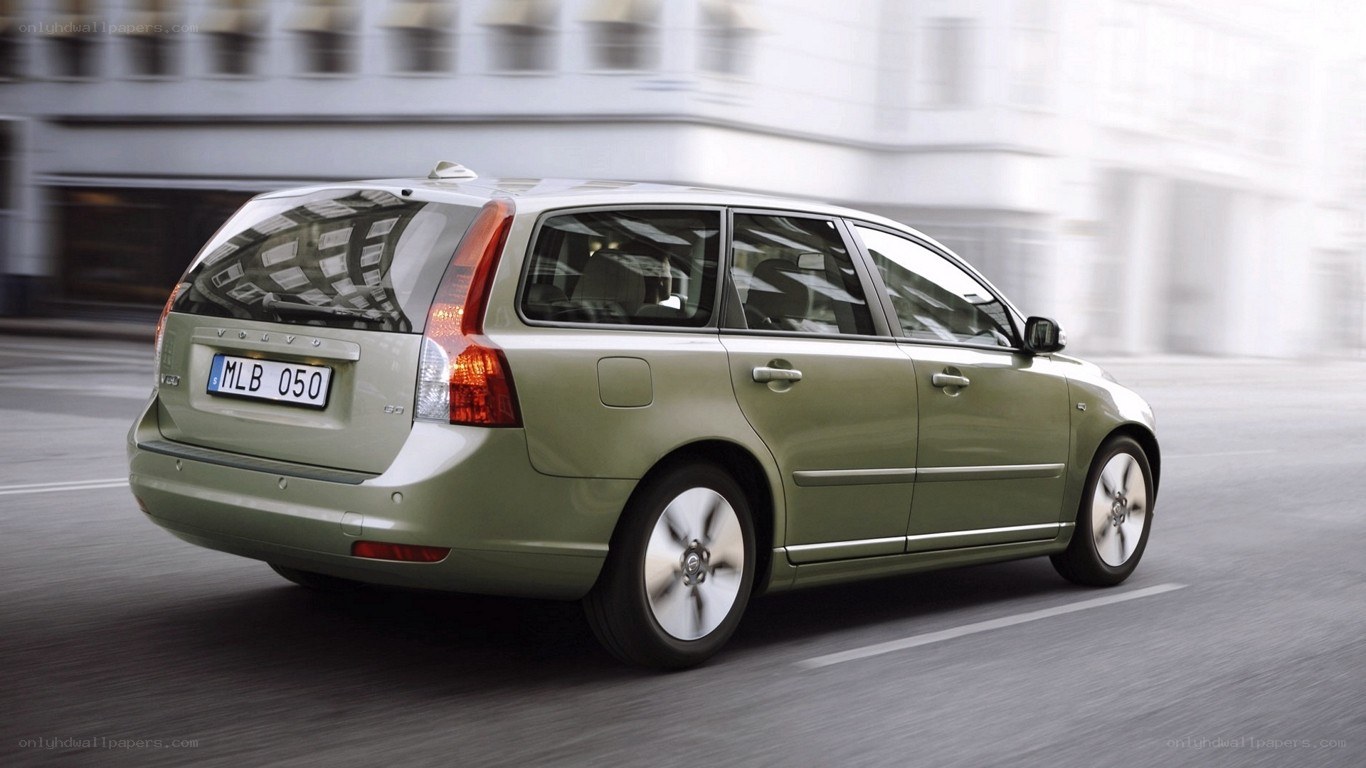 green volvo v50 in motion