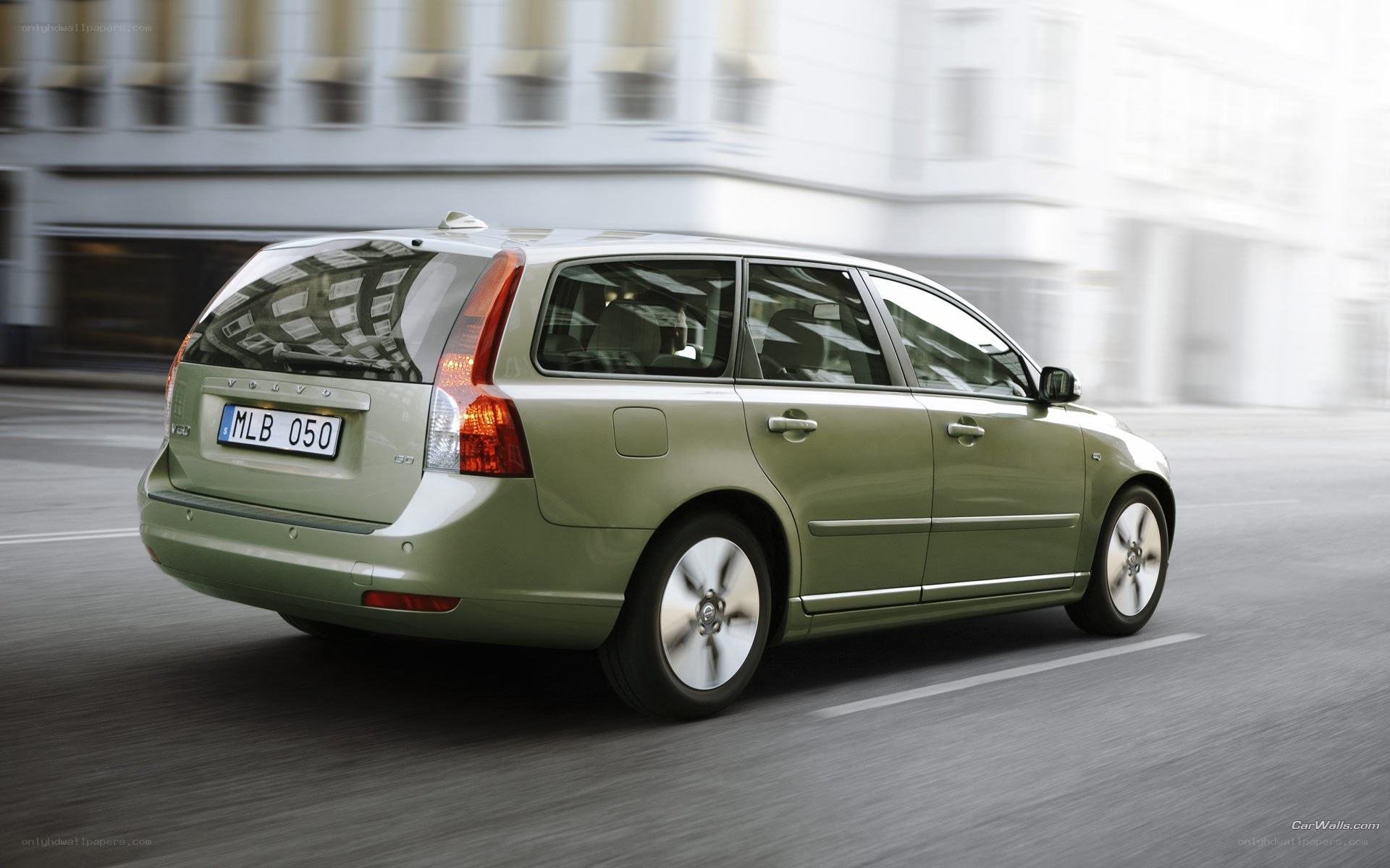 green volvo v50 in motion
