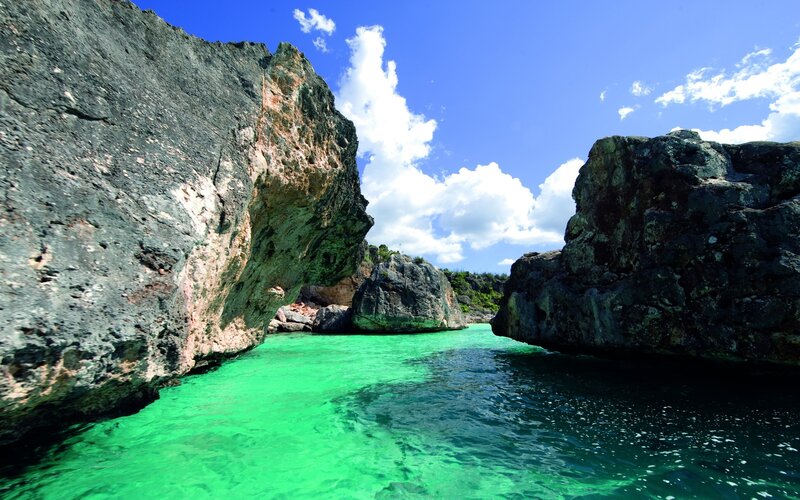 Green Water Between Rocks — Serene, Afternoon