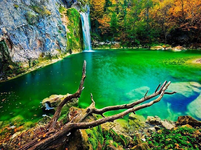 Green Waterfall Pool — Serene, Autumn