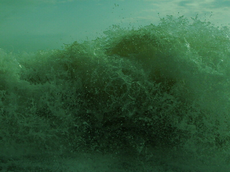 green wave crashing