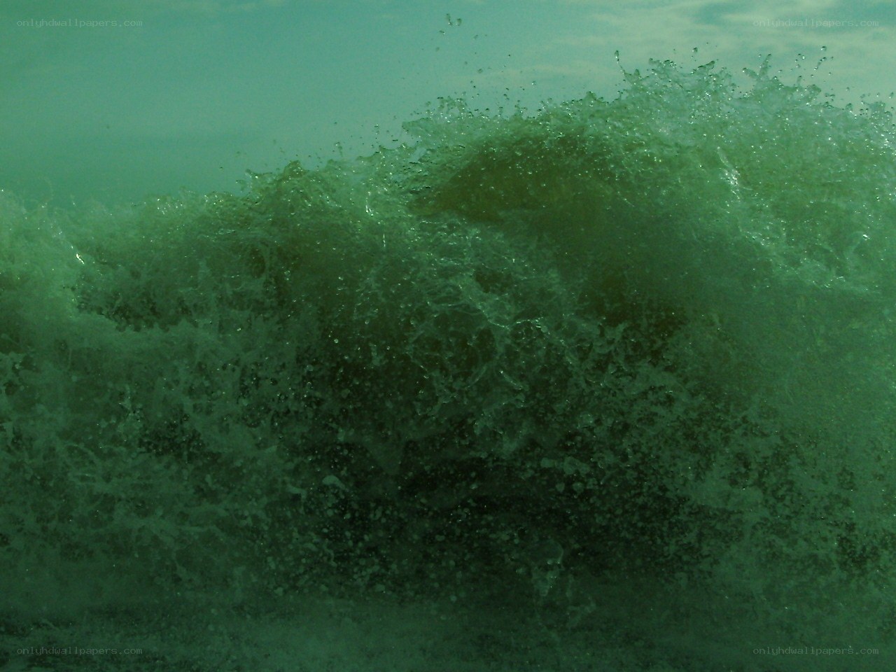 green wave crashing