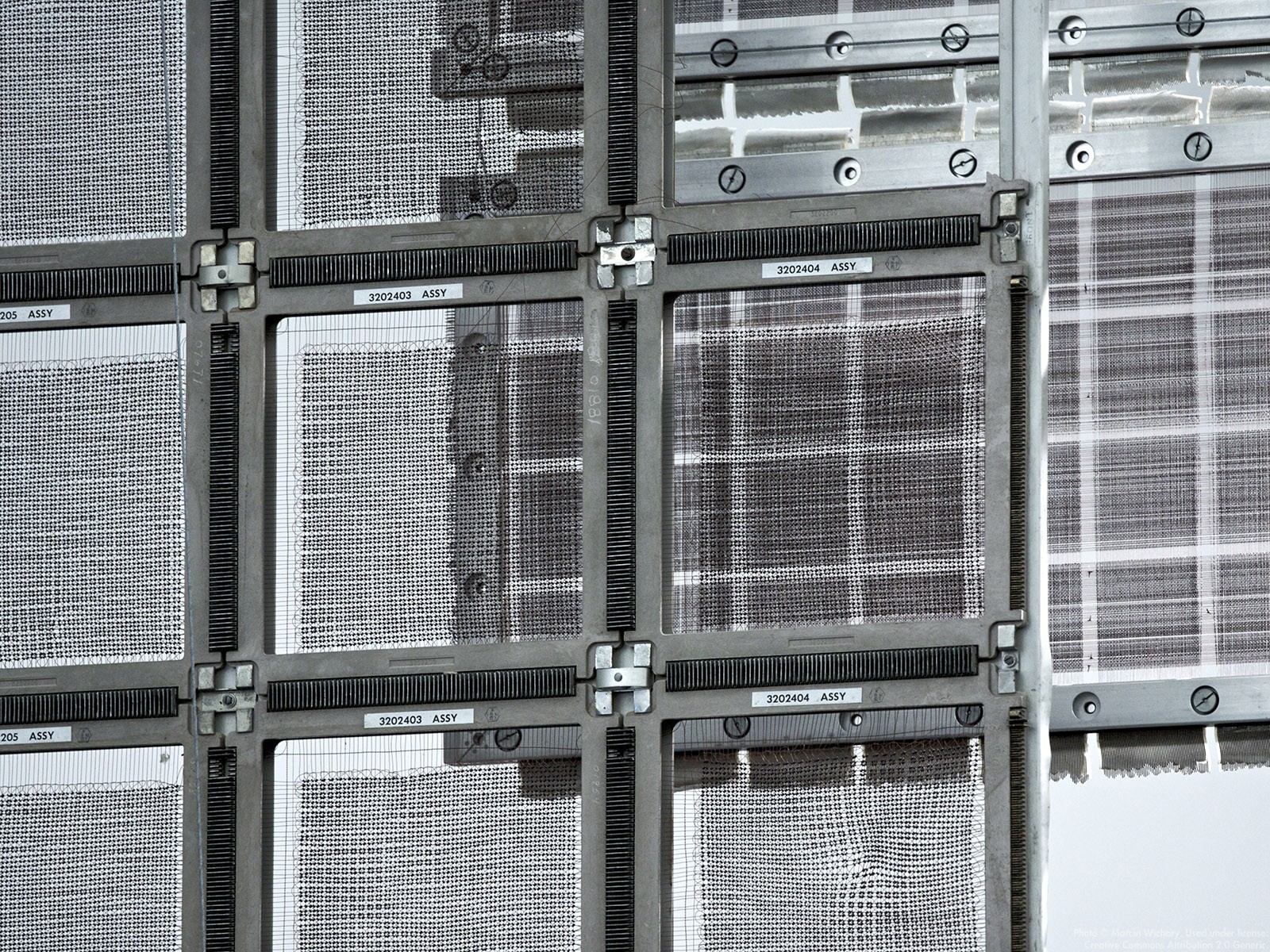 Grid of electronic components