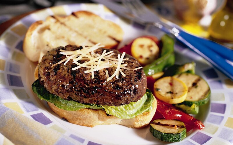 Grilled burger with vegetables