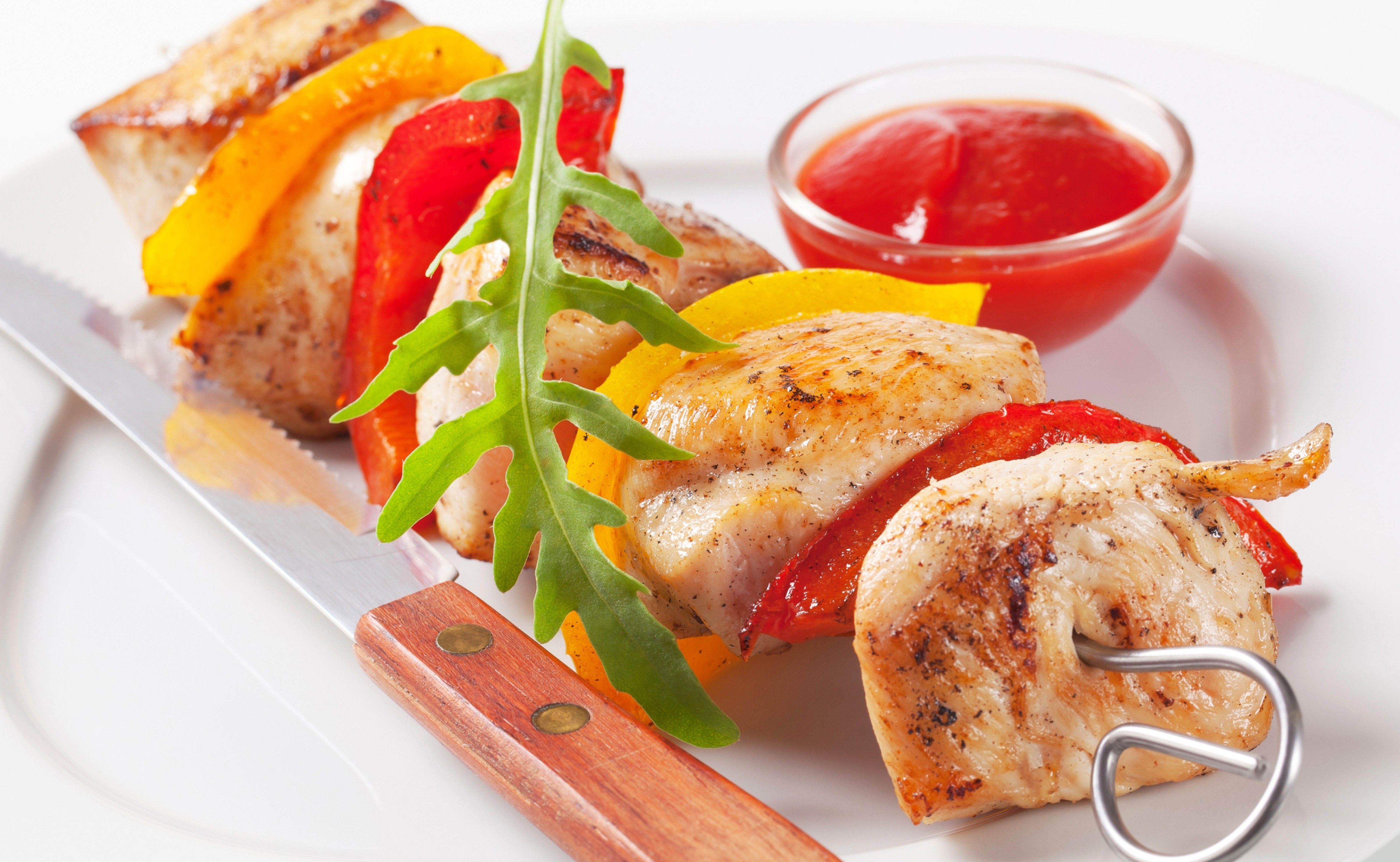 Grilled chicken skewers with peppers