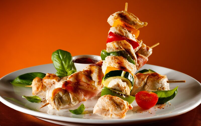 Grilled chicken skewers with vegetables