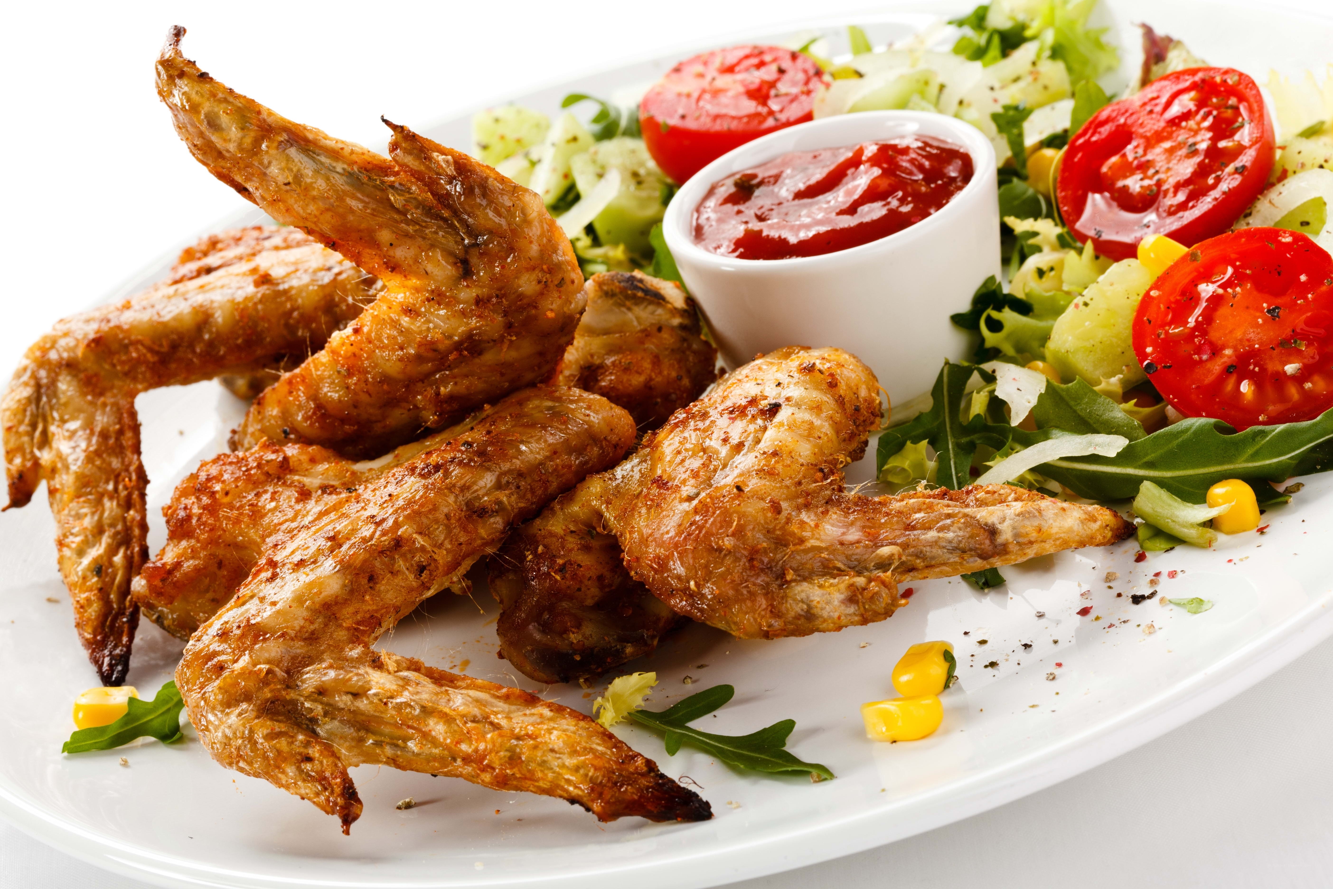 Grilled chicken wings with salad