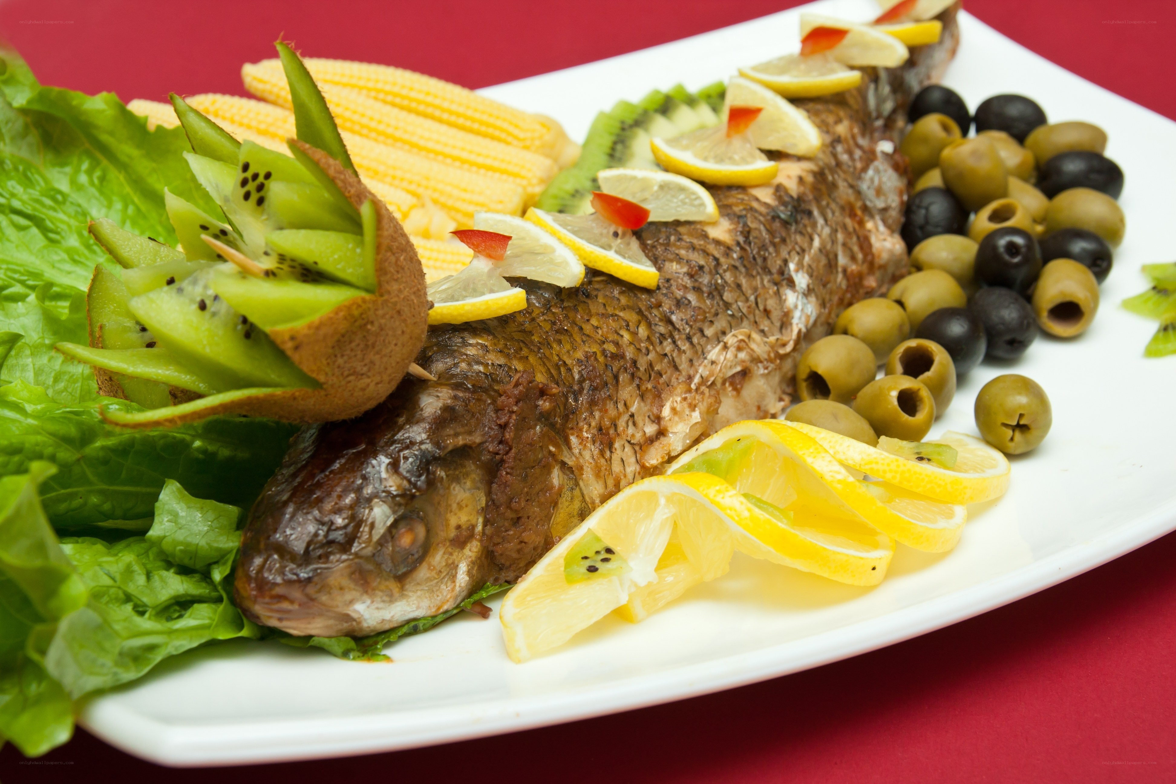 Grilled fish with fruit and vegetables