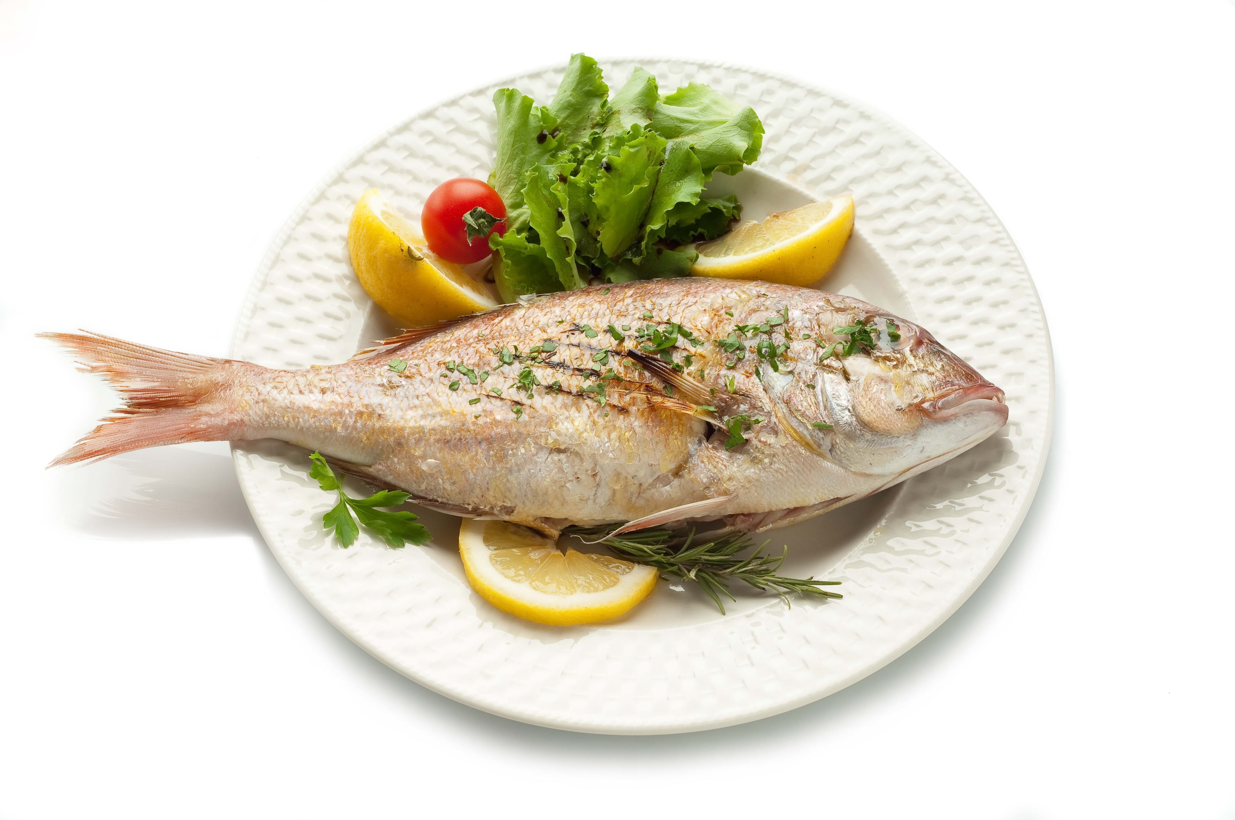 Grilled fish with lemon and herbs