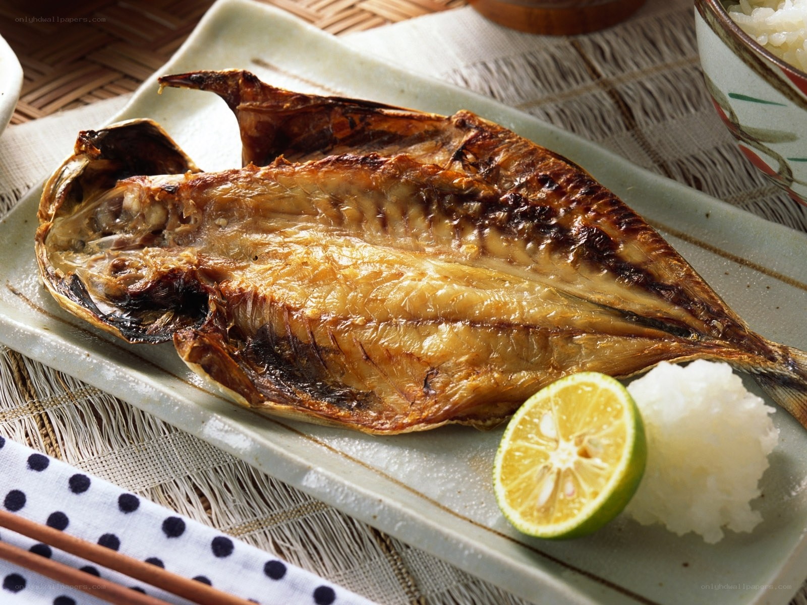Grilled fish with lemon and rice
