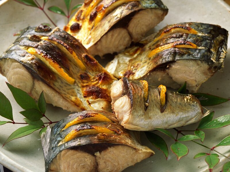 Grilled fish with lemon