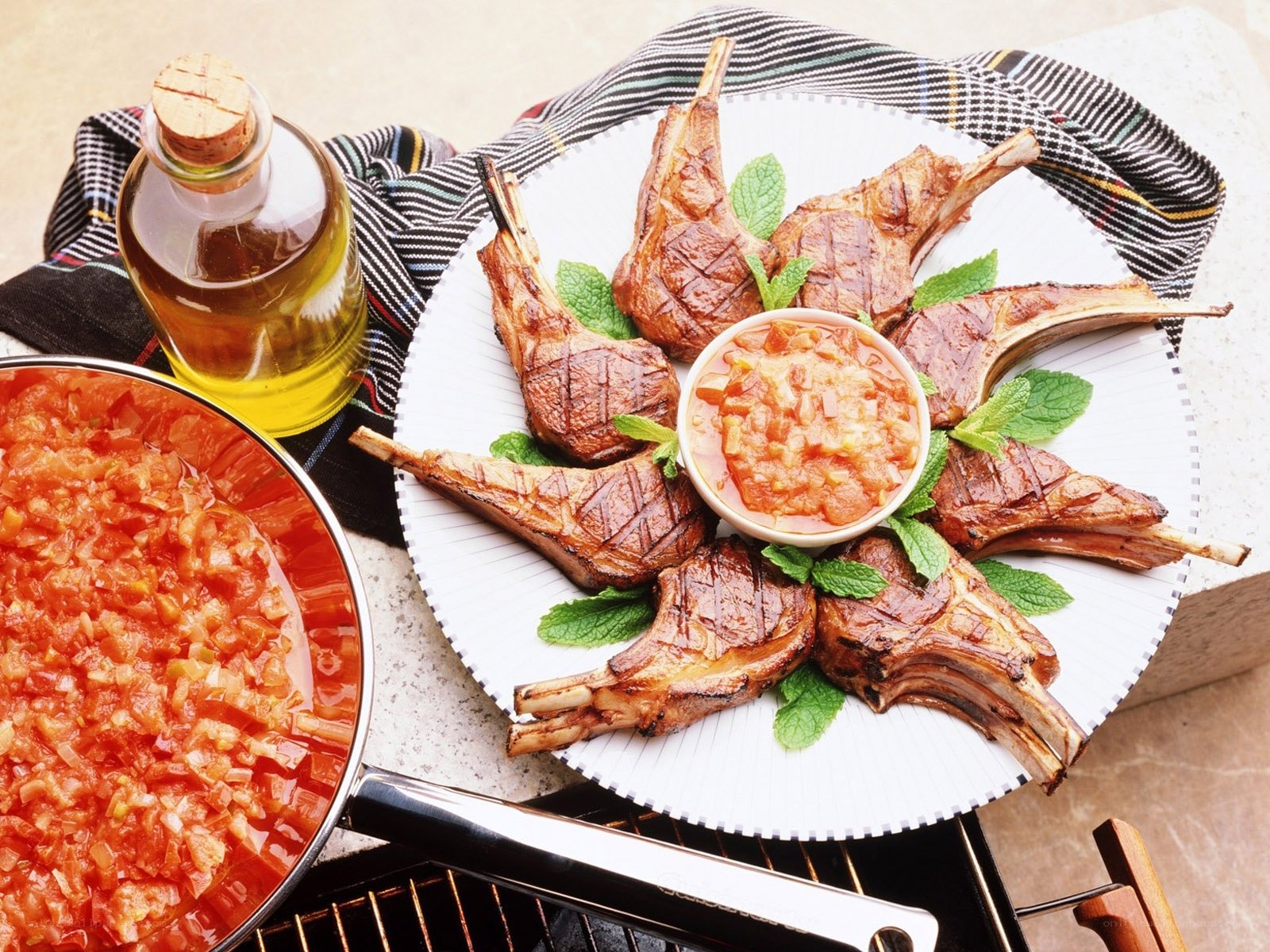 Grilled lamb chops with sauce