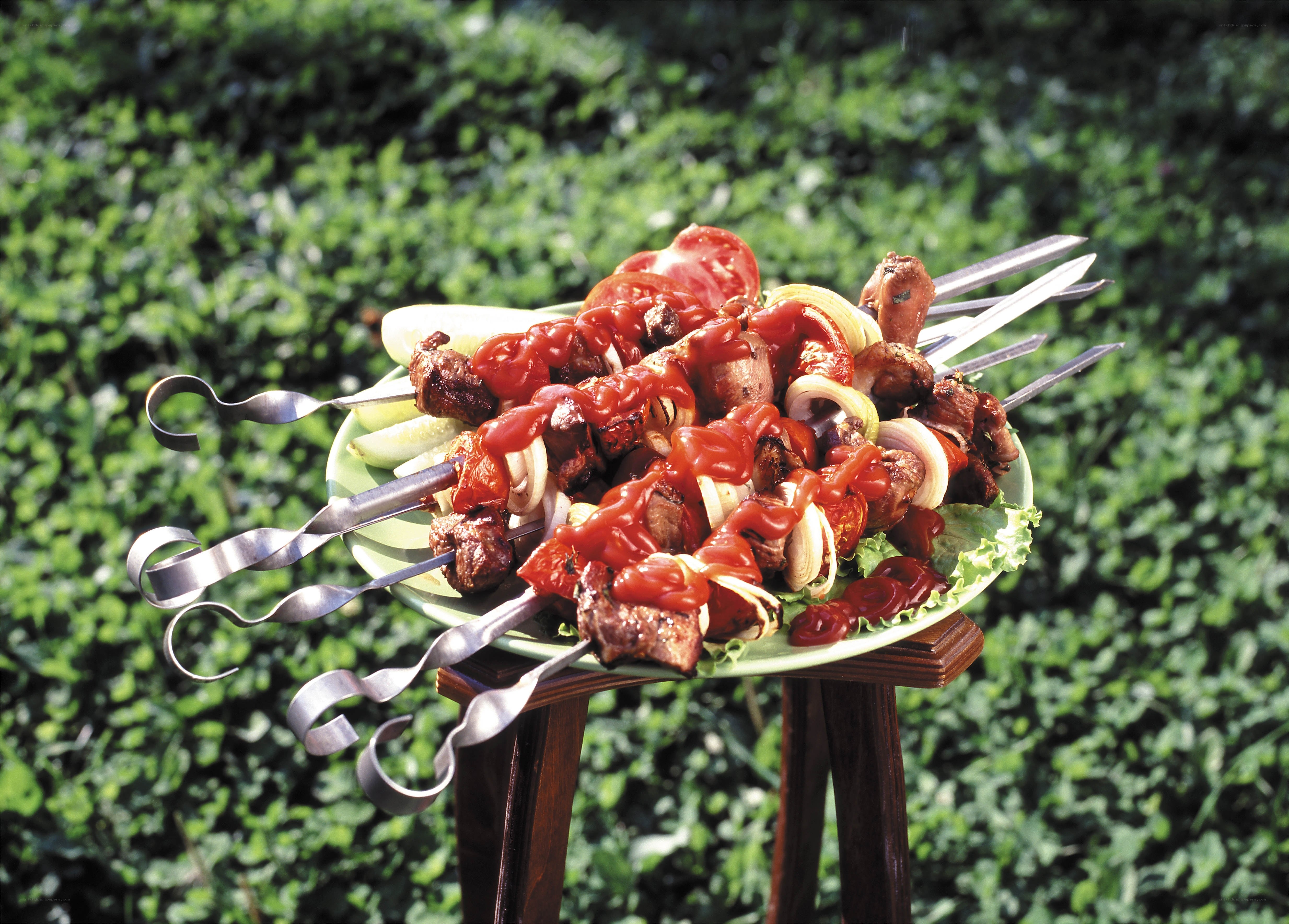Grilled meat skewers with sauce