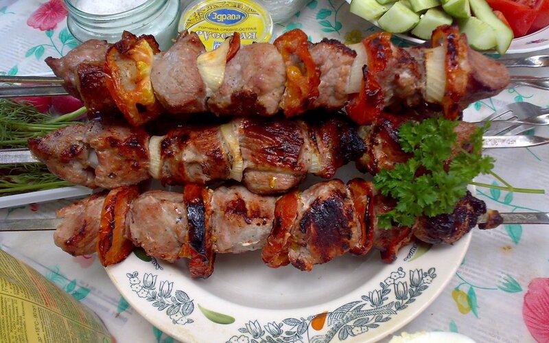 Grilled meat skewers with vegetables
