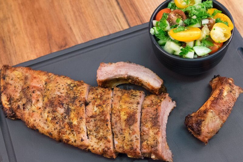 Grilled ribs with salad