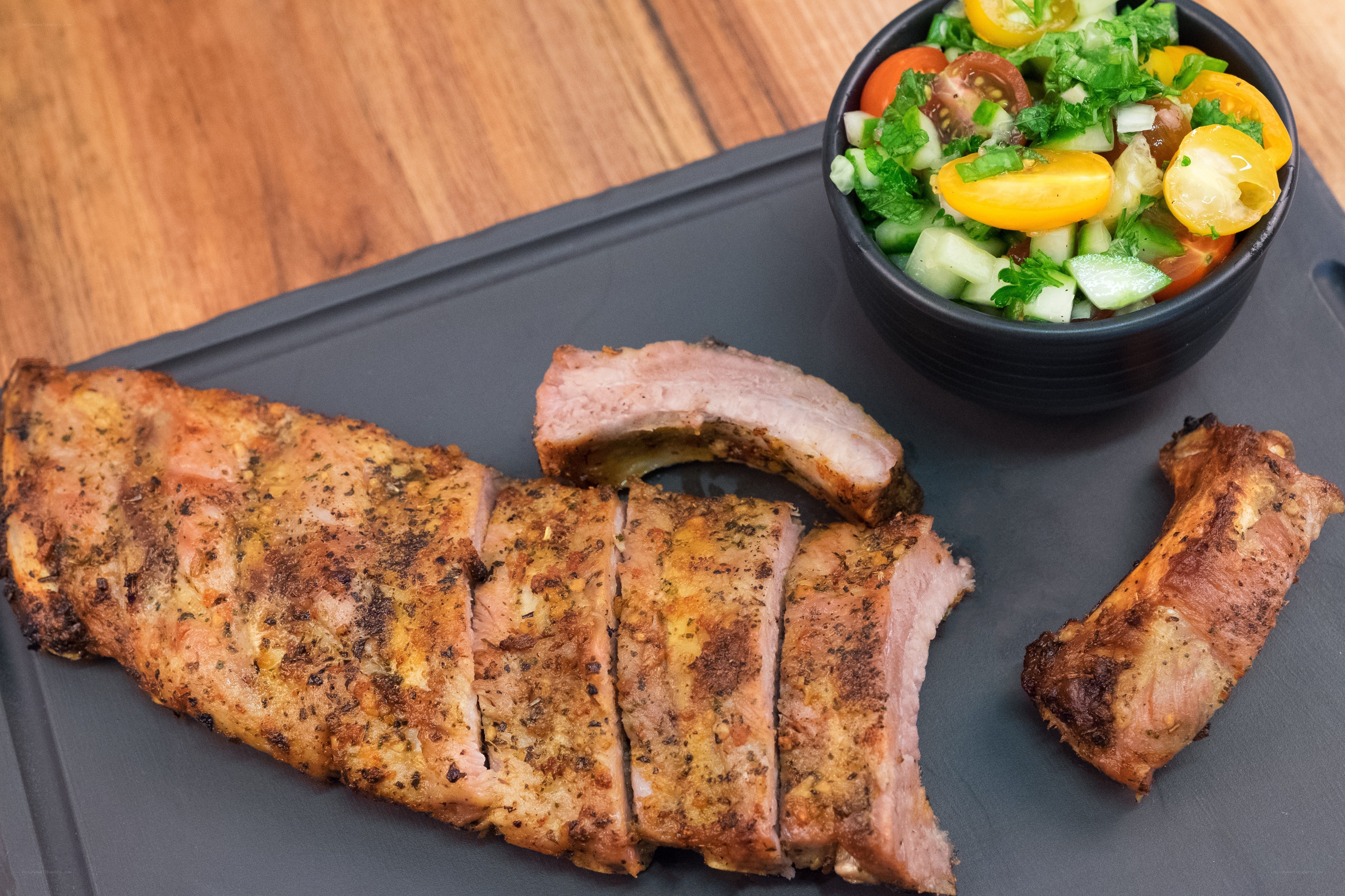 Grilled ribs with salad