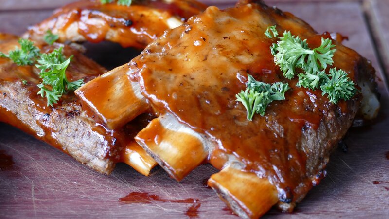 Grilled ribs with sauce