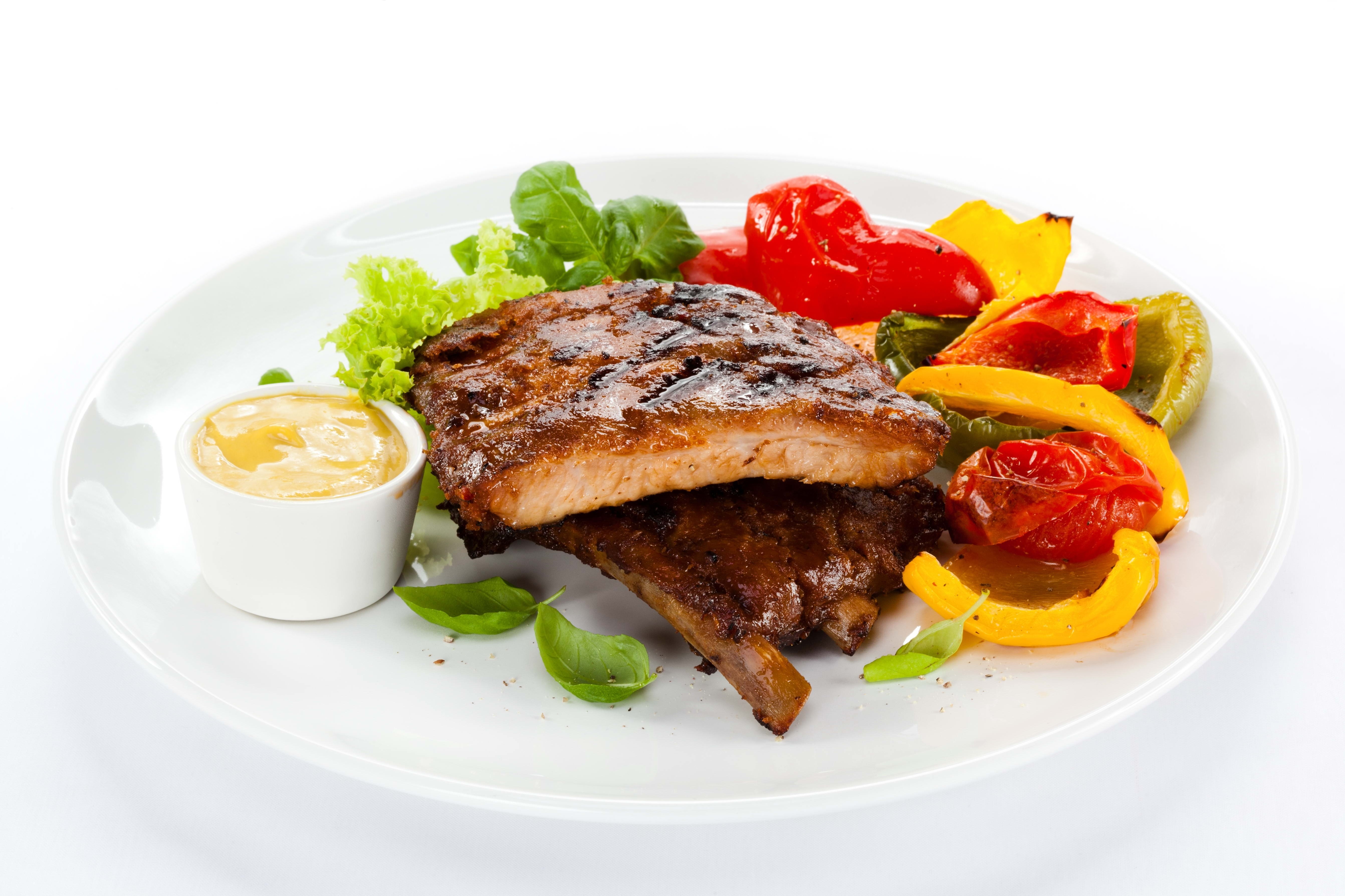 Grilled ribs with vegetables