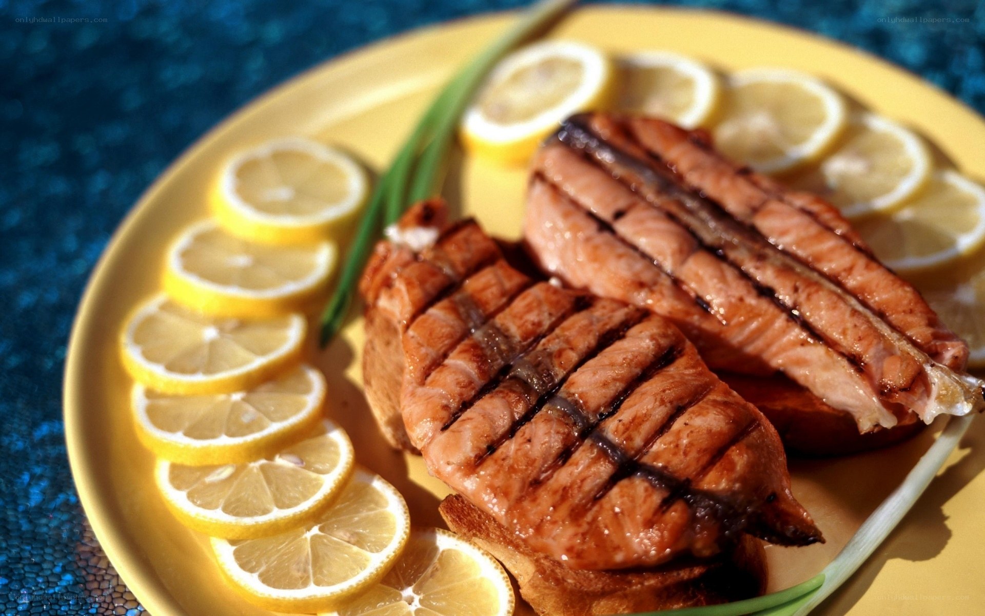 Grilled salmon with lemon