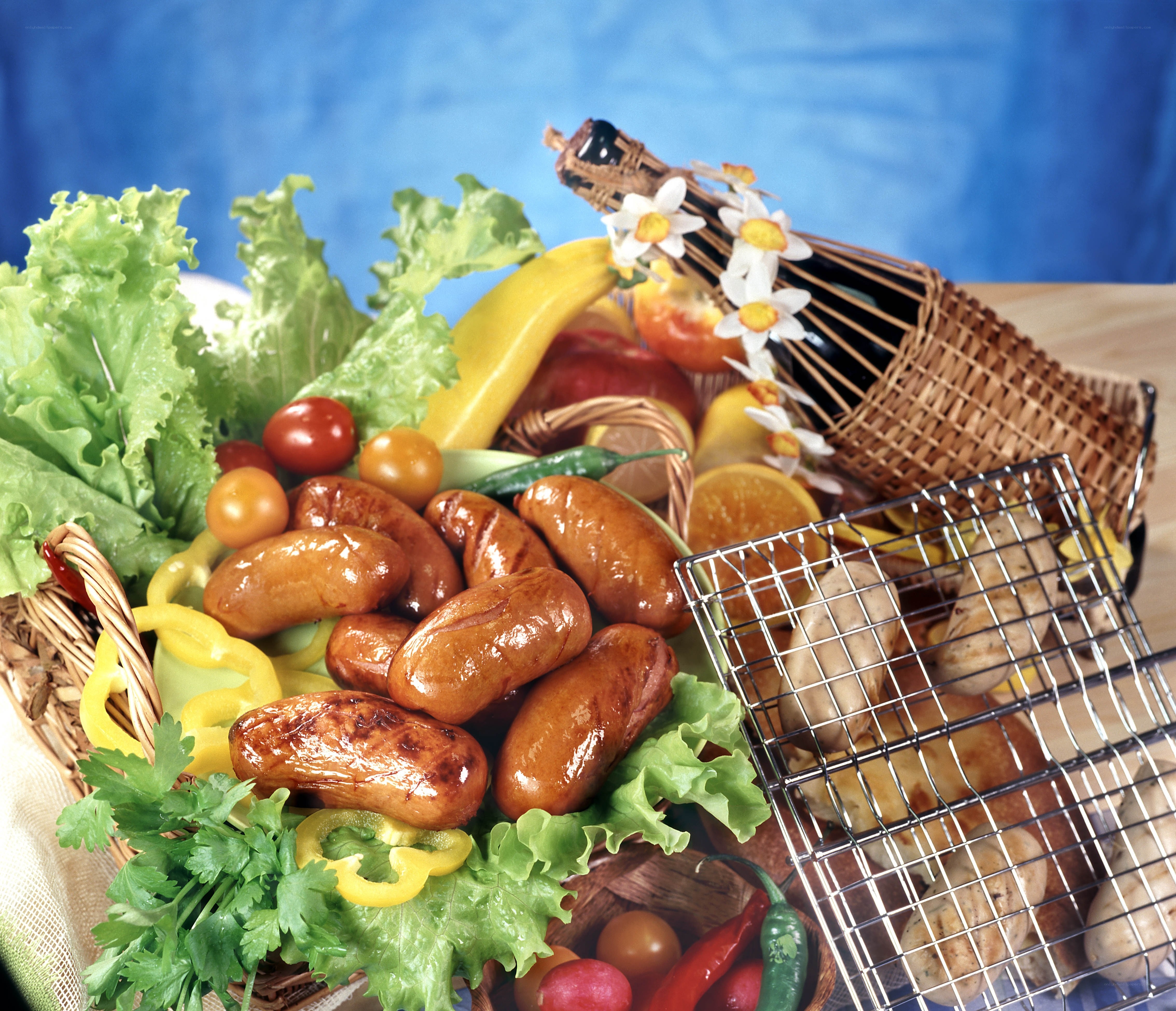 Grilled sausages with fresh vegetables